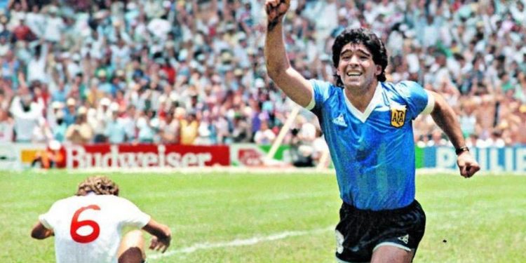 «La Guerra de las Malvinas», «La Mano de Dios» y «El Gol del Siglo» en el recital de Maradona «La Guerra de las Malvinas», «La Mano de Dios» y «El Gol del Siglo» en el recital de Maradona