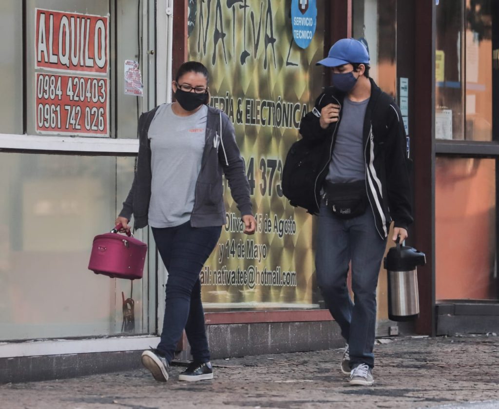 Infectólogos piden mantener el distanciamiento físico para evitar contagios