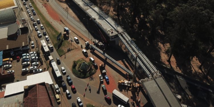 Corredor Vial Botánico: Izaron las dos últimas vigas del viaducto de 460 metros