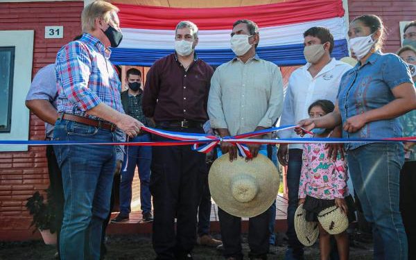 Presidente visita Bahía Negra para entrega de 120 viviendas a comunidades indígenas