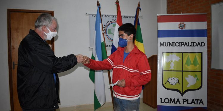 Anuncian tercer pago de becas en la municipalidad de Loma Plata Anuncian tercer pago de becas en la municipalidad de Loma Plata