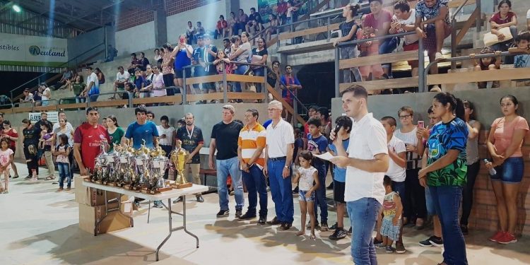 Mario Regier se refirió a la posibilidad de una liga de fútbol oficial en Neuland