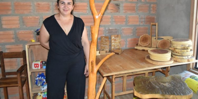 Artesana de muebles en palo santo sostiene su emprendimiento con apoyo del CAH