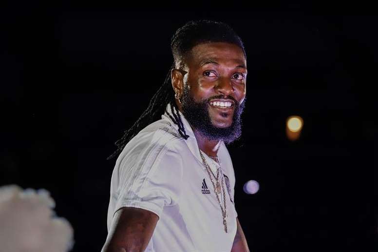 De mutuo acuerdo, la relación entre Olimpia y Emmanuel Adebayor llegó a su final