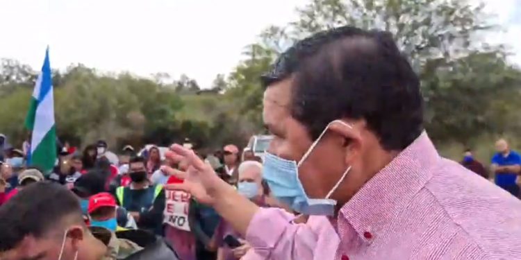 Gobernador de Boquerón intermedió para liberar el tránsito en la Transchaco Gobernador de Boquerón intermedió para liberar el tránsito en la Transchaco