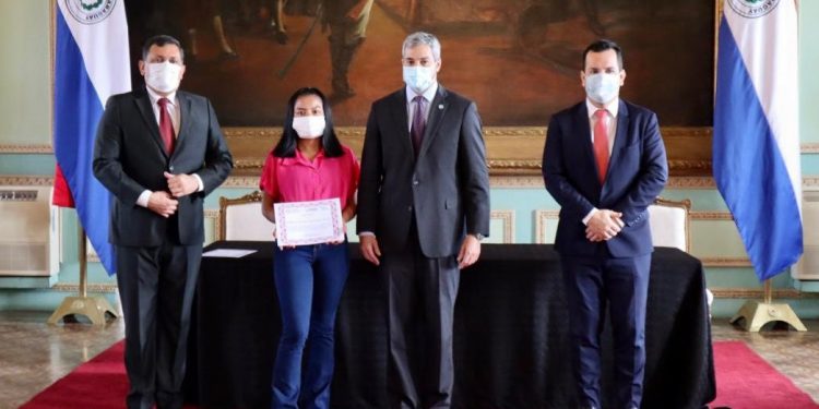 Entregan ayuda económica para la formación universitaria de 400 jóvenes indígenas