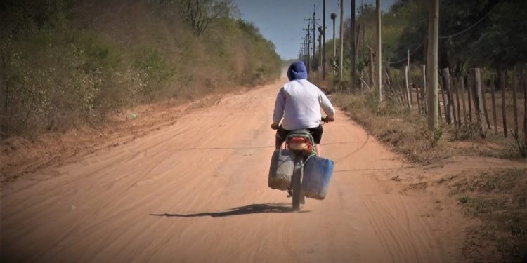Pobladores reclaman falta de agua en los barrios de Loma Plata Pobladores reclaman falta de agua en los barrios de Loma Plata