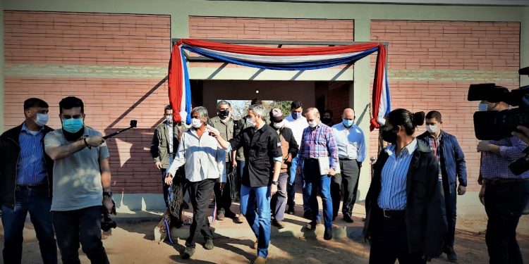 Mario Abdo entrega casi 300 viviendas a comunidades indígenas del Chaco