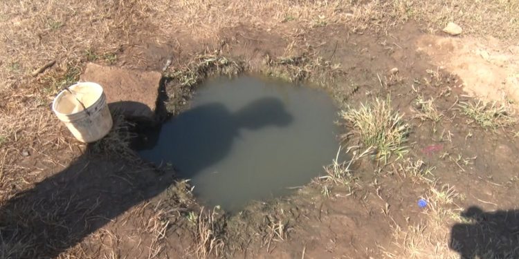 En la aldea de Campo Aroma las familias beben agua de un pozo