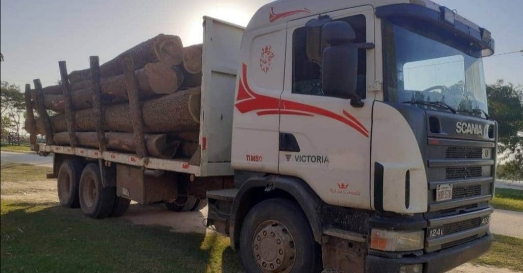 Policías demoran a conductor de camión que contenía rollos de palo santo