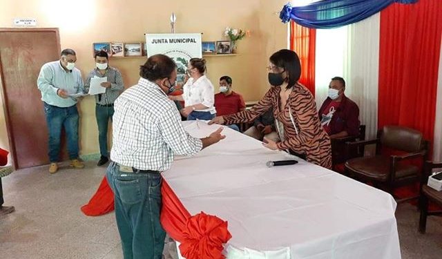 Premian a pobladores de Puerto Casado por cumplir compromisos crediticios