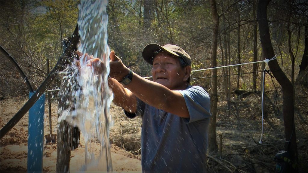 Perforando pozos hallaron agua dulce en la comunidad indígena de Laguna Negra Perforando pozos hallaron agua dulce en la comunidad indígena de Laguna Negra