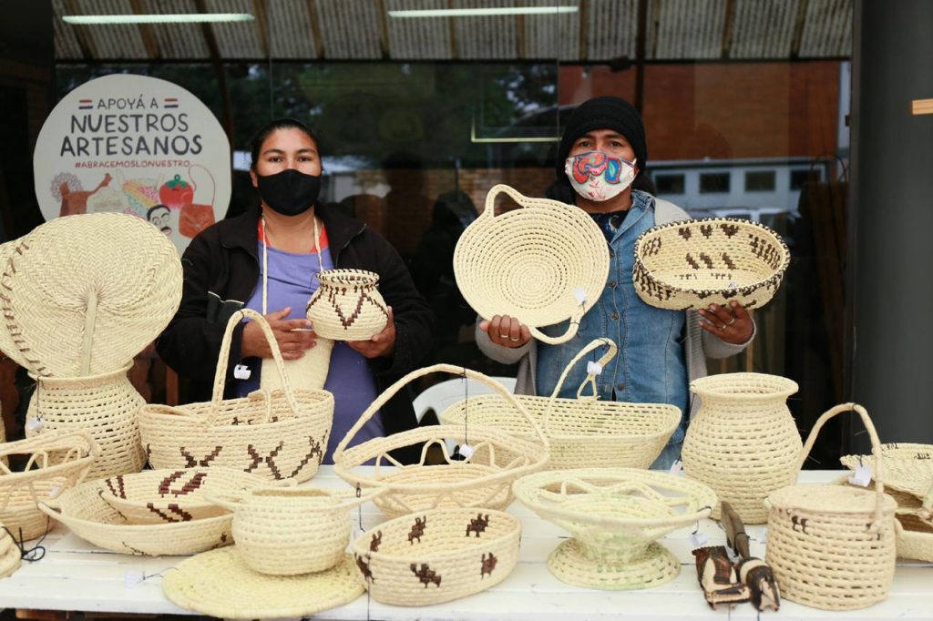Artesanas indígenas Yshyr buscan salir adelante vendiendo sus productos Artesanas indígenas Yshyr buscan salir adelante vendiendo sus productos