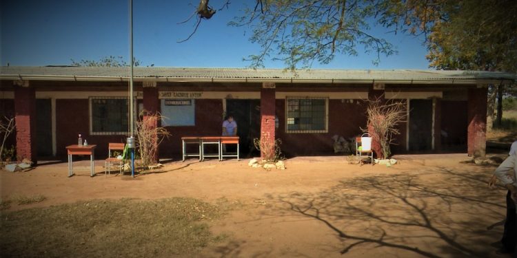 Pese a barreras educación a distancia continúa aunque con alta deserción escolar