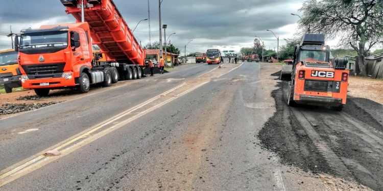 Ampliación: Mejoran transitabilidad de la Transchaco y asisten con agua potable a comunidades Ampliación: Mejoran transitabilidad de la Transchaco y asisten con agua potable a comunidades