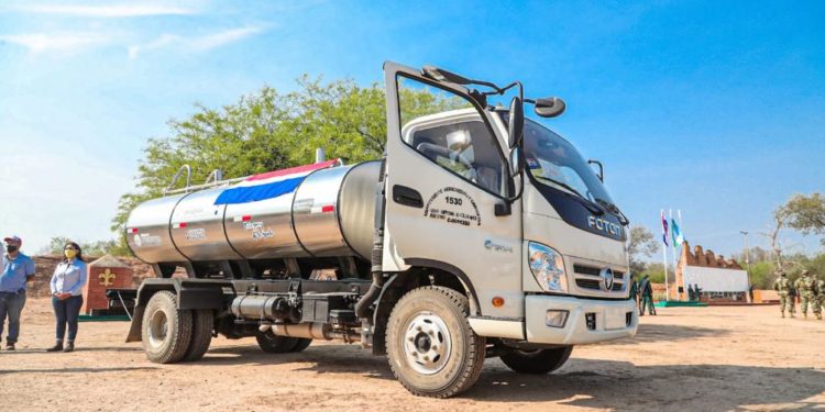 Productores del Chaco reciben camión acopiador de leche por parte del MAG Productores del Chaco reciben camión acopiador de leche por parte del MAG
