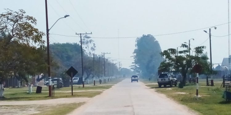 Incendio en orilla del río levanta humo sobre Puerto Casado Incendio en orilla del río levanta humo sobre Puerto Casado