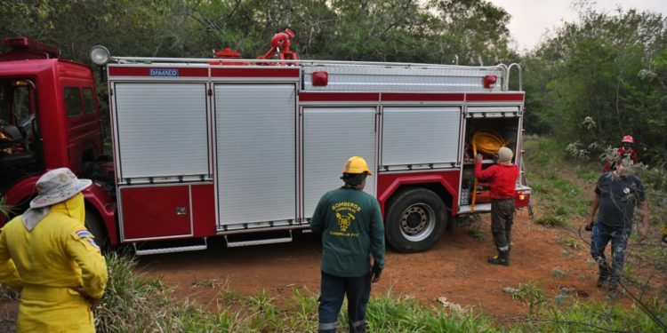 Bomberos y guardaparques controlaron incendios forestales Bomberos y guardaparques controlaron incendios forestales