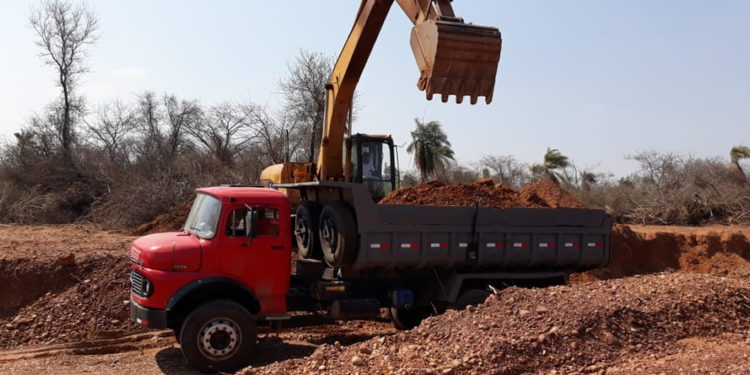 Con apoyo del MOPC progresan trabajos de enripiado en Agua Dulce, Alto Paraguay Con apoyo del MOPC progresan trabajos de enripiado en Agua Dulce, Alto Paraguay