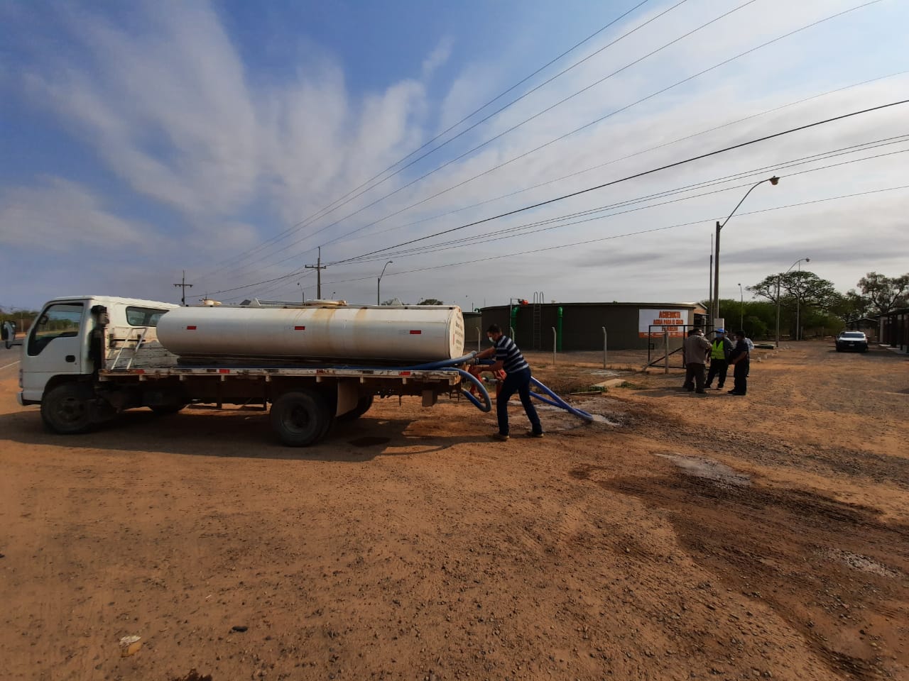 Acueducto: agua gratis para los que deseen retirar, pero no es apta para consumo aún