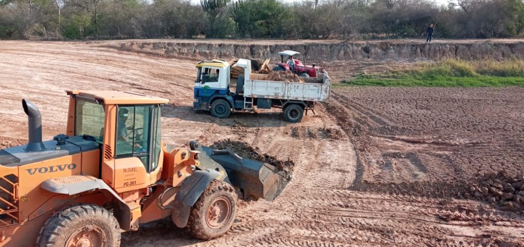 Aprovechan ausencia de lluvia para profundizar y ampliar tajamares comunitarios