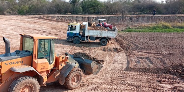 Aprovechan ausencia de lluvia para profundizar y ampliar tajamares comunitarios Aprovechan ausencia de lluvia para profundizar y ampliar tajamares comunitarios