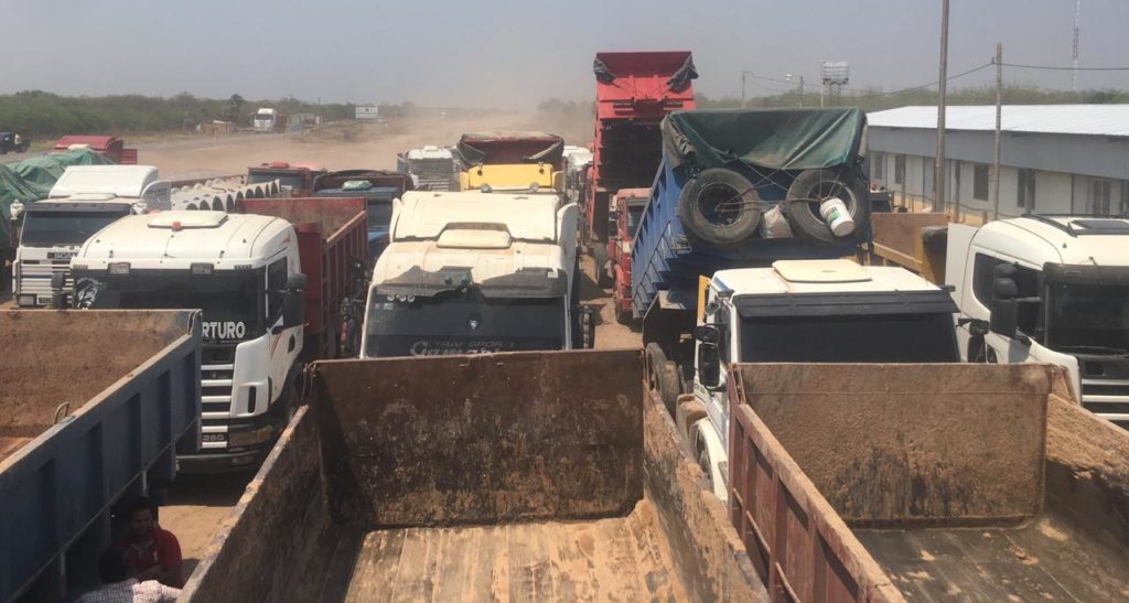 Camioneros a paro indefinido por falta de pago en obras de la ruta Transchaco