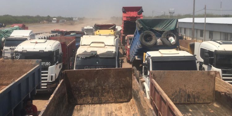 Camioneros a paro indefinido por falta de pago en obras de la ruta Transchaco Camioneros a paro indefinido por falta de pago en obras de la ruta Transchaco