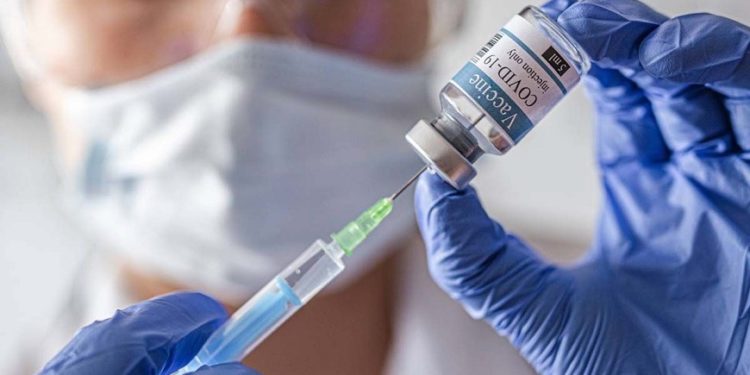 Ministerio asegurará vacunas contra COVID-19 para población en riesgo