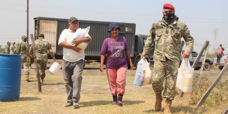 Pdte. Hayes: Asisten con agua y víveres a pobladores Pdte. Hayes: Asisten con agua y víveres a pobladores