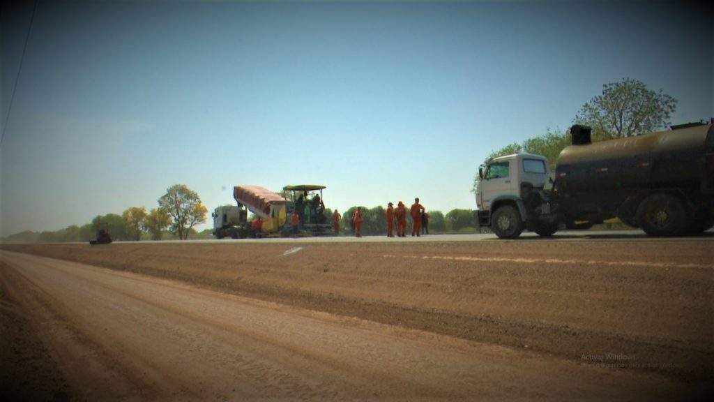 Pese a escasez de cemento avanzan obras en ruta de acceso a Loma Plata Pese a escasez de cemento avanzan obras en ruta de acceso a Loma Plata
