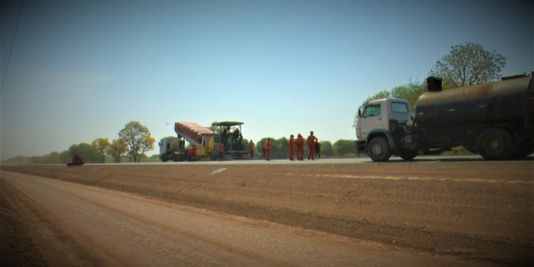 Pese a escasez de cemento avanzan obras en ruta de acceso a Loma Plata Pese a escasez de cemento avanzan obras en ruta de acceso a Loma Plata