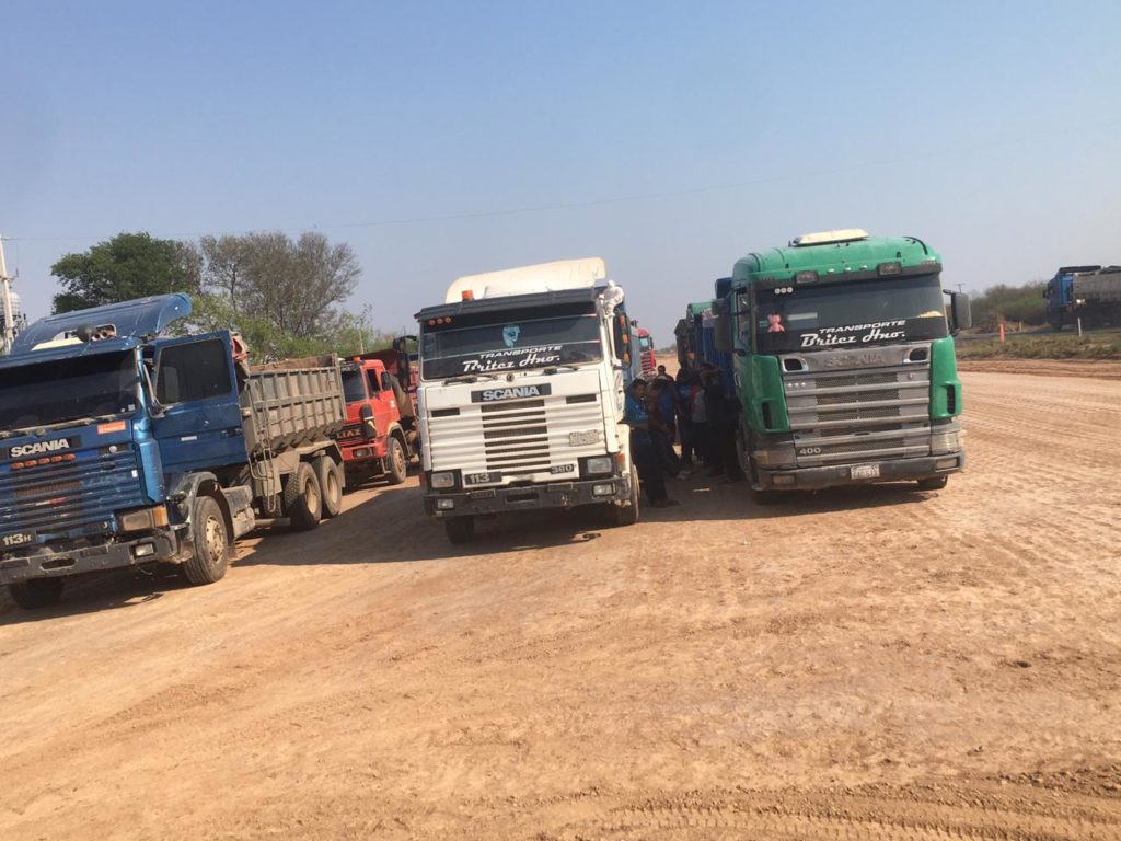 Empresa constructora desembolsó pago a camiones en paro Empresa constructora desembolsó pago a camiones en paro