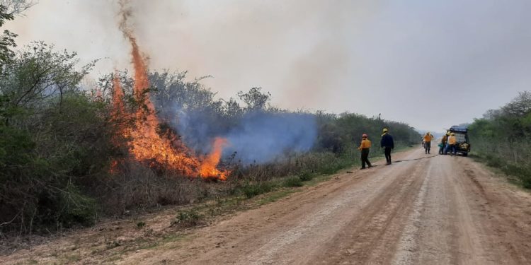 Combaten incendios en Bahía Negra
