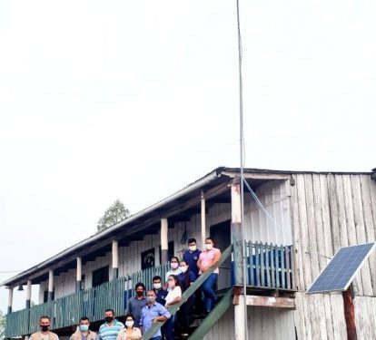 Instalan antena amplificadora de señal de internet y panel solar a escuela indígena