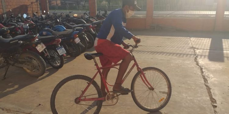 Loma Plata: retuvieron bici de ciclista tras casi causar un accidente de tránsito