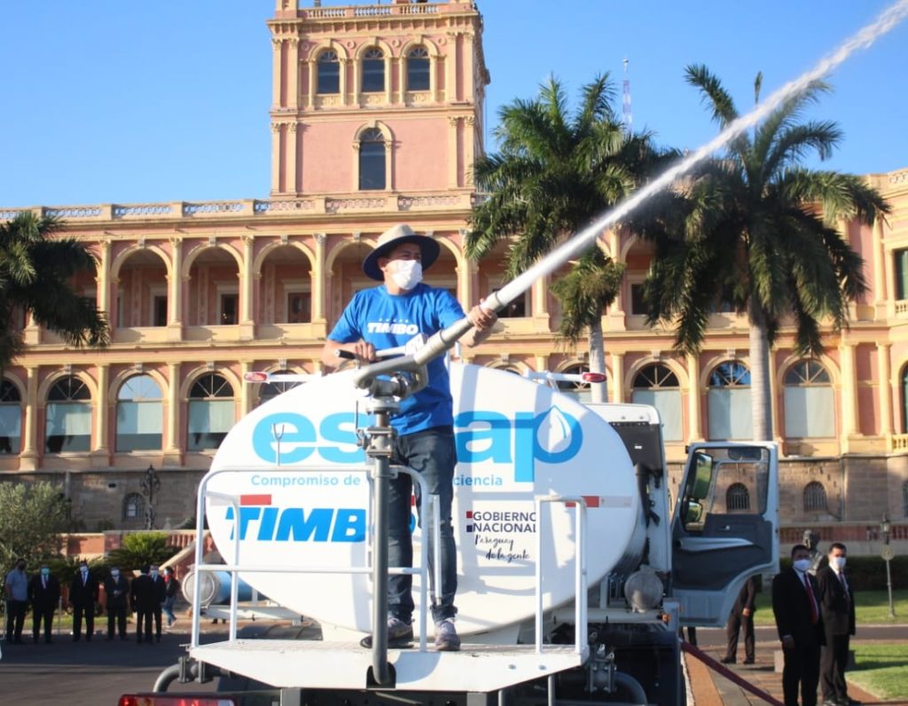 Entregan camiones tanque regadores a la Essap