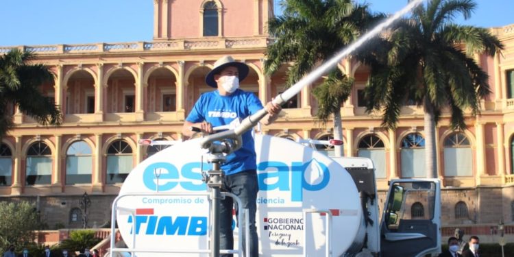 Entregan camiones tanque regadores a la Essap