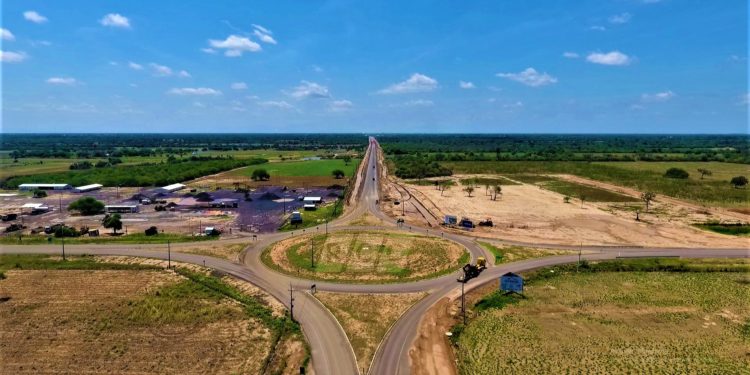 Antes de navidad prevén culminar primera capa de asfalto en el acceso a Loma Plata Antes de navidad prevén culminar primera capa de asfalto en el acceso a Loma Plata