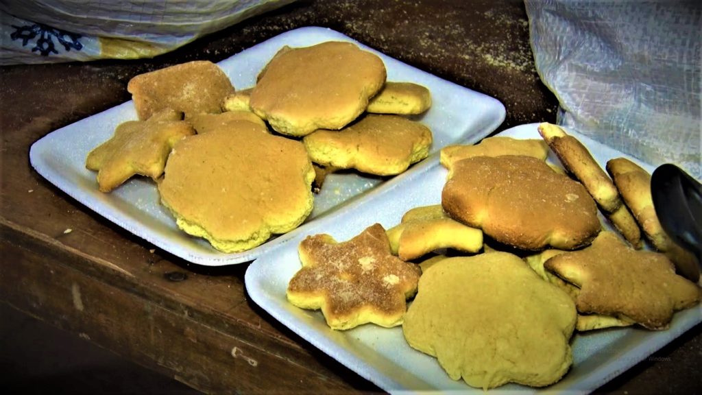 Mujeres de Yalve Sanga preparan galletitas y pan dulces para repartir en navidad