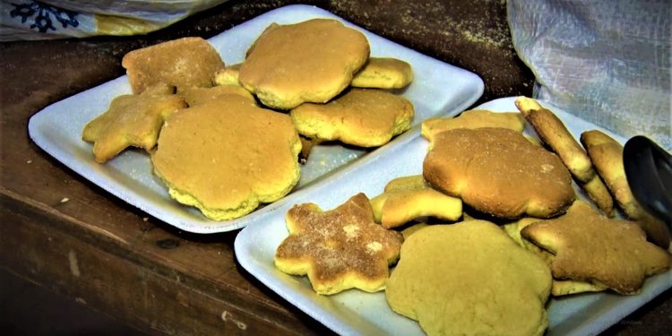 Mujeres de Yalve Sanga preparan galletitas y pan dulces para repartir en navidad