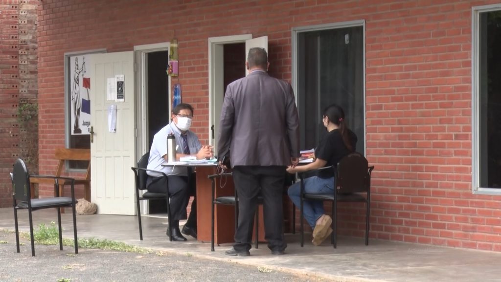 Funcionarios del Poder Judicial trabajan al aire libre por falta de pago de alquiler