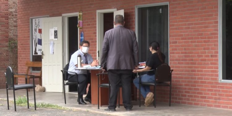 Funcionarios del Poder Judicial trabajan al aire libre por falta de pago de alquiler