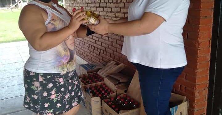 Director organizó ayuda para completar kits de alimentos para escolares Director organizó ayuda para completar kits de alimentos para escolares