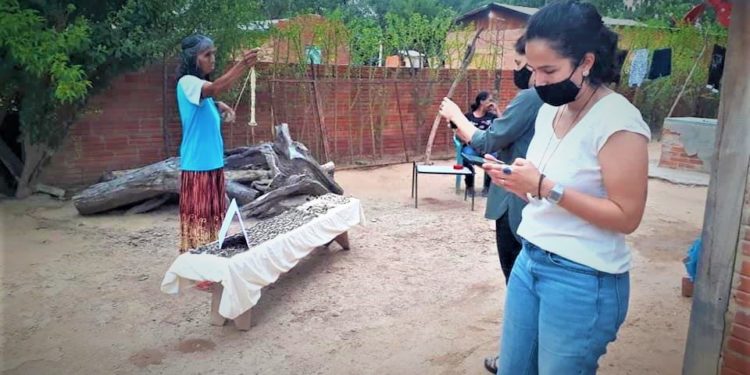 Entregan medalla al mérito a maestra artesana de la comunidad Cayin o Clim