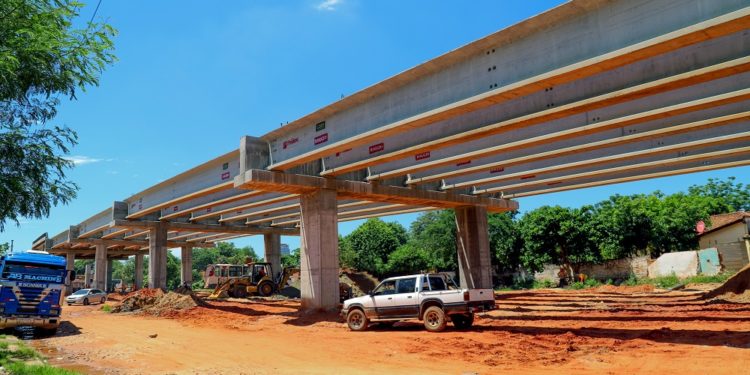 A poco de llegar a la Costanera, las bases del viaducto de 1.340 metros surcan Primer Presidente A poco de llegar a la Costanera, las bases del viaducto de 1.340 metros surcan Primer Presidente