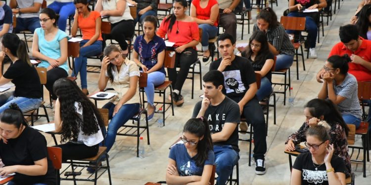 Ejecutivo reglamenta arancel cero en universidades públicas e institutos de formación