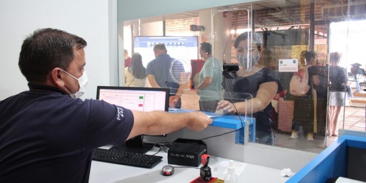 Ministerio de Salud anuncia multas para viajeros sin test de coronavirus