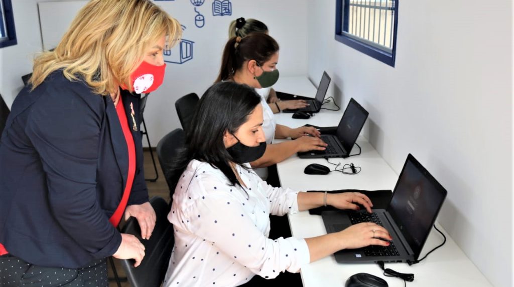 Numerosas mujeres se capacitan a través de telecentros Numerosas mujeres se capacitan a través de telecentros