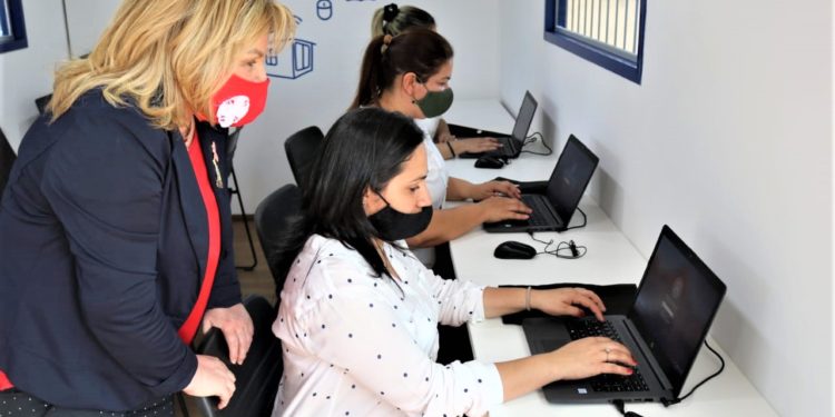 Numerosas mujeres se capacitan a través de telecentros